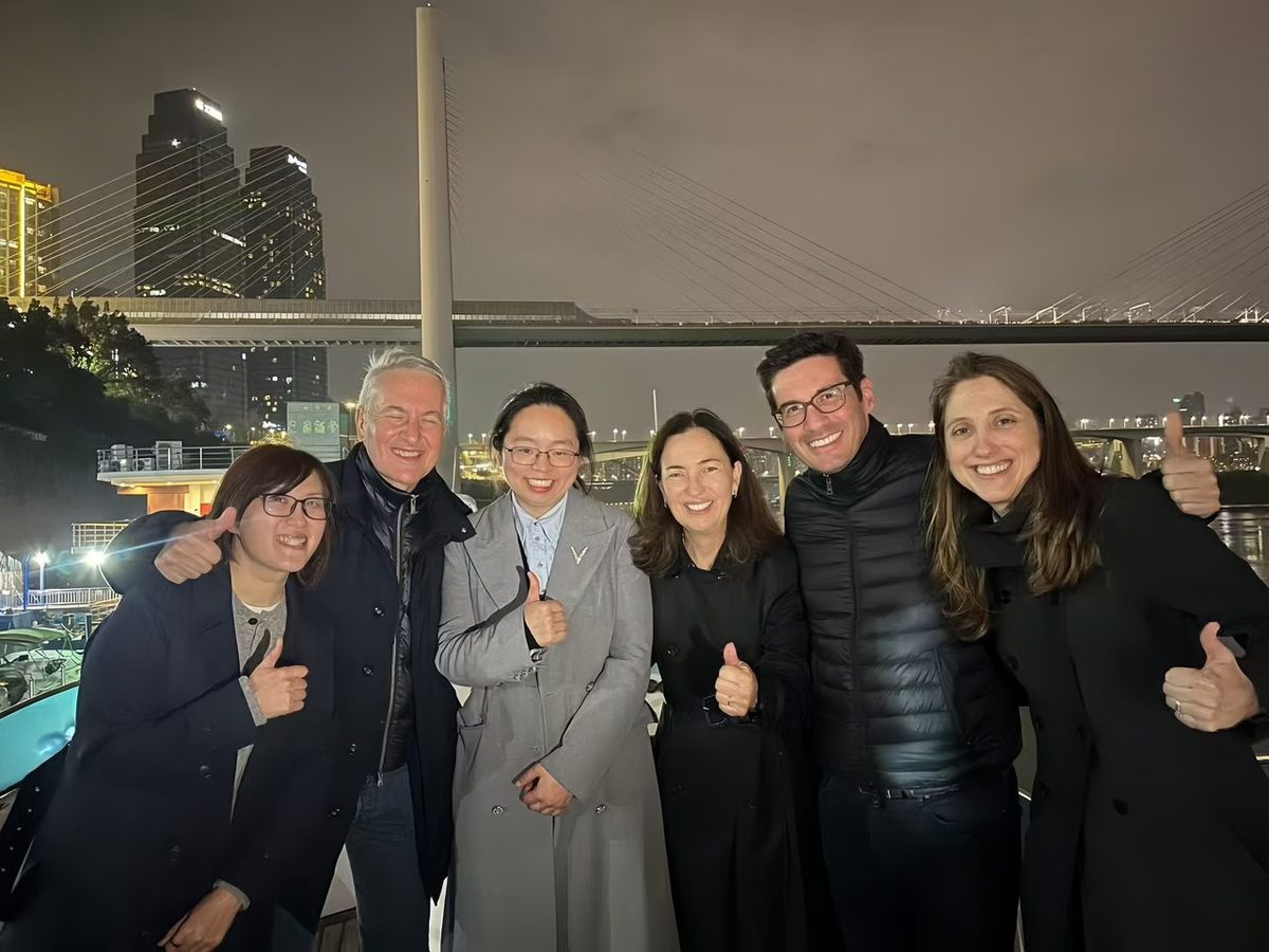 Anjia guests by the Chaotianmen bridge and Chongqing night skyline