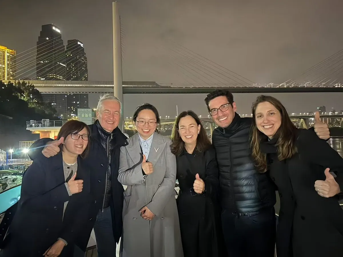 Anjia guests by the Chaotianmen bridge and Chongqing night skyline