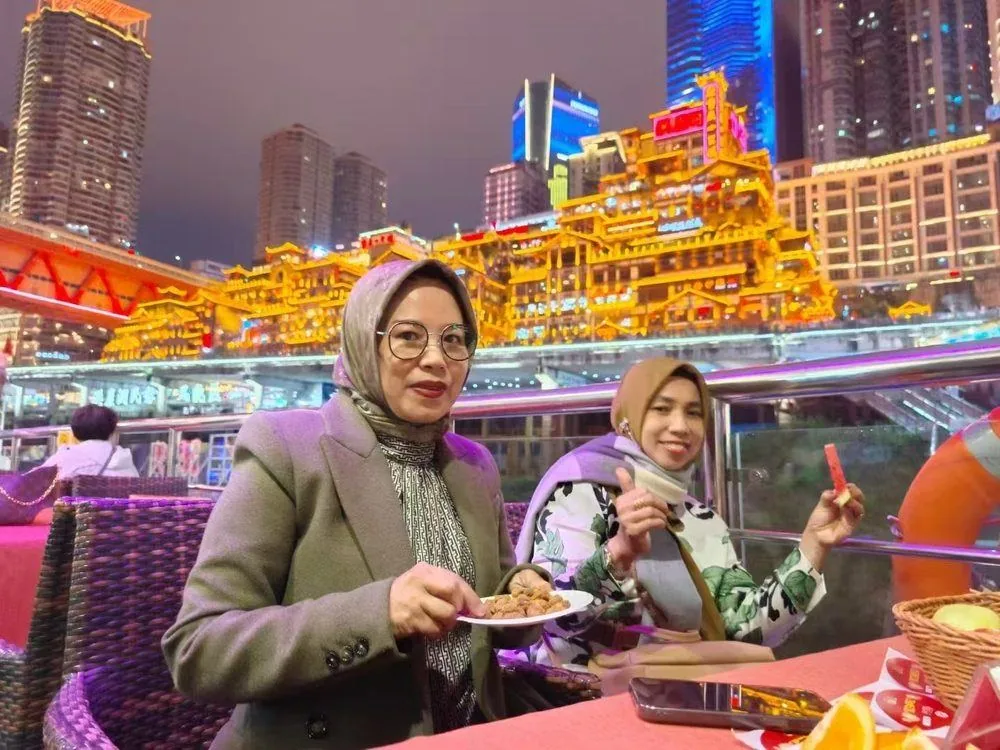 Anjia guests enjoying a Chongqing night experience