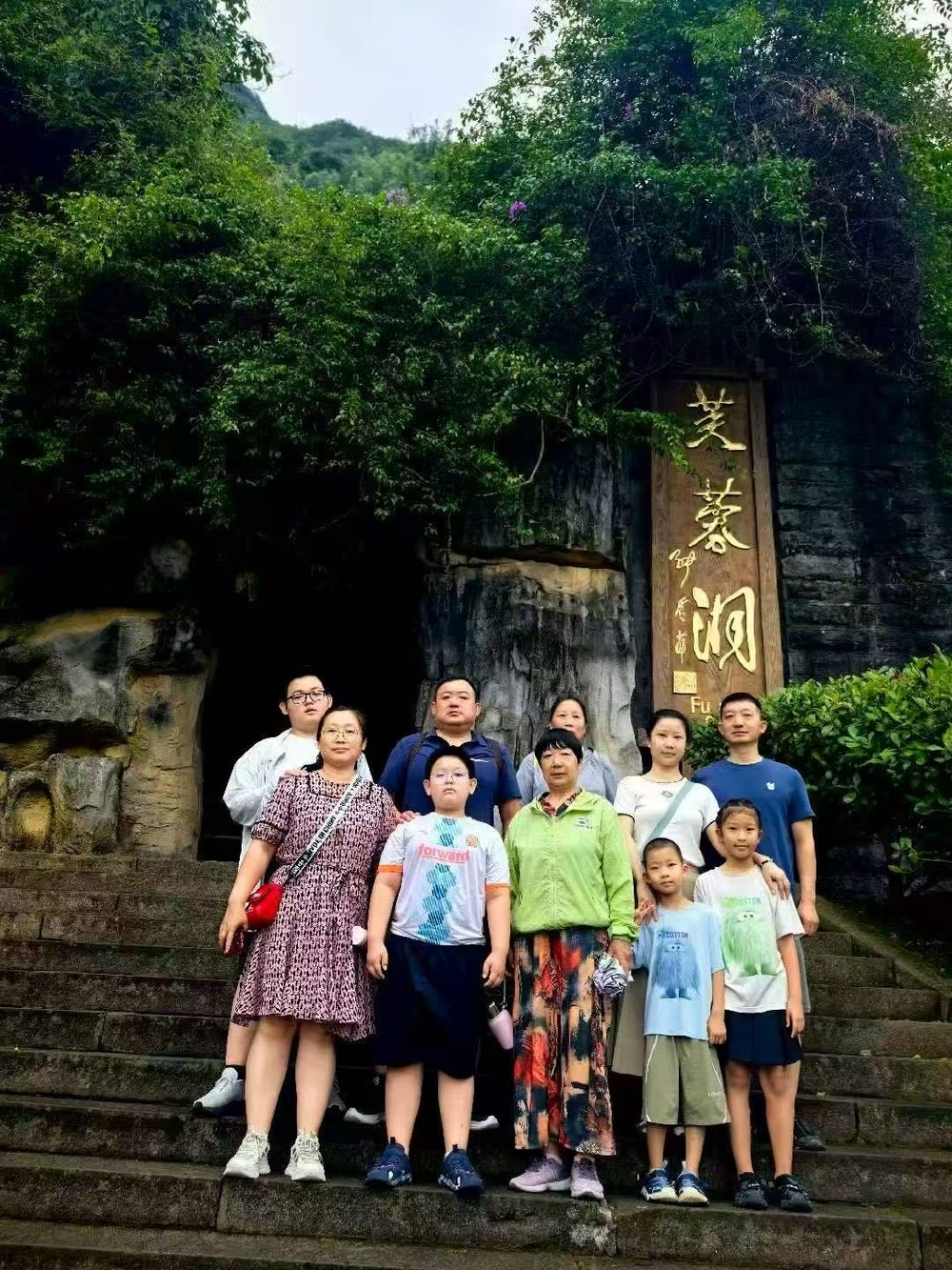 Family on a private Anjia Chongqing tour